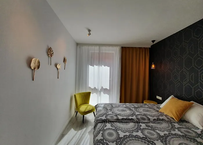 Aurora & Free Parking *